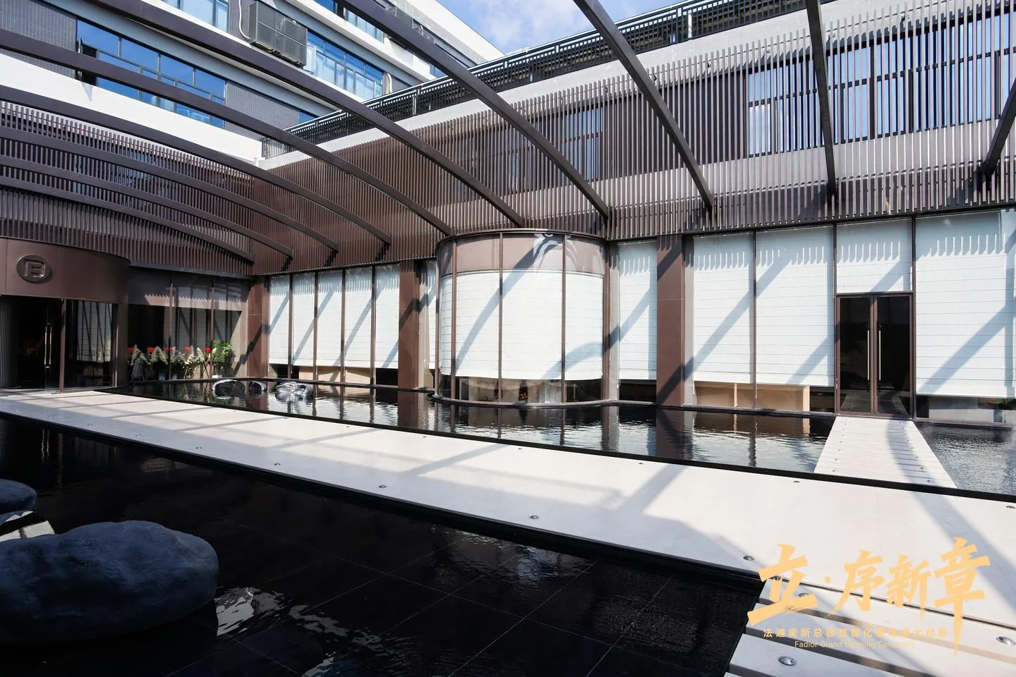 FADIOR Stainless Steel Art Center — showroom overview