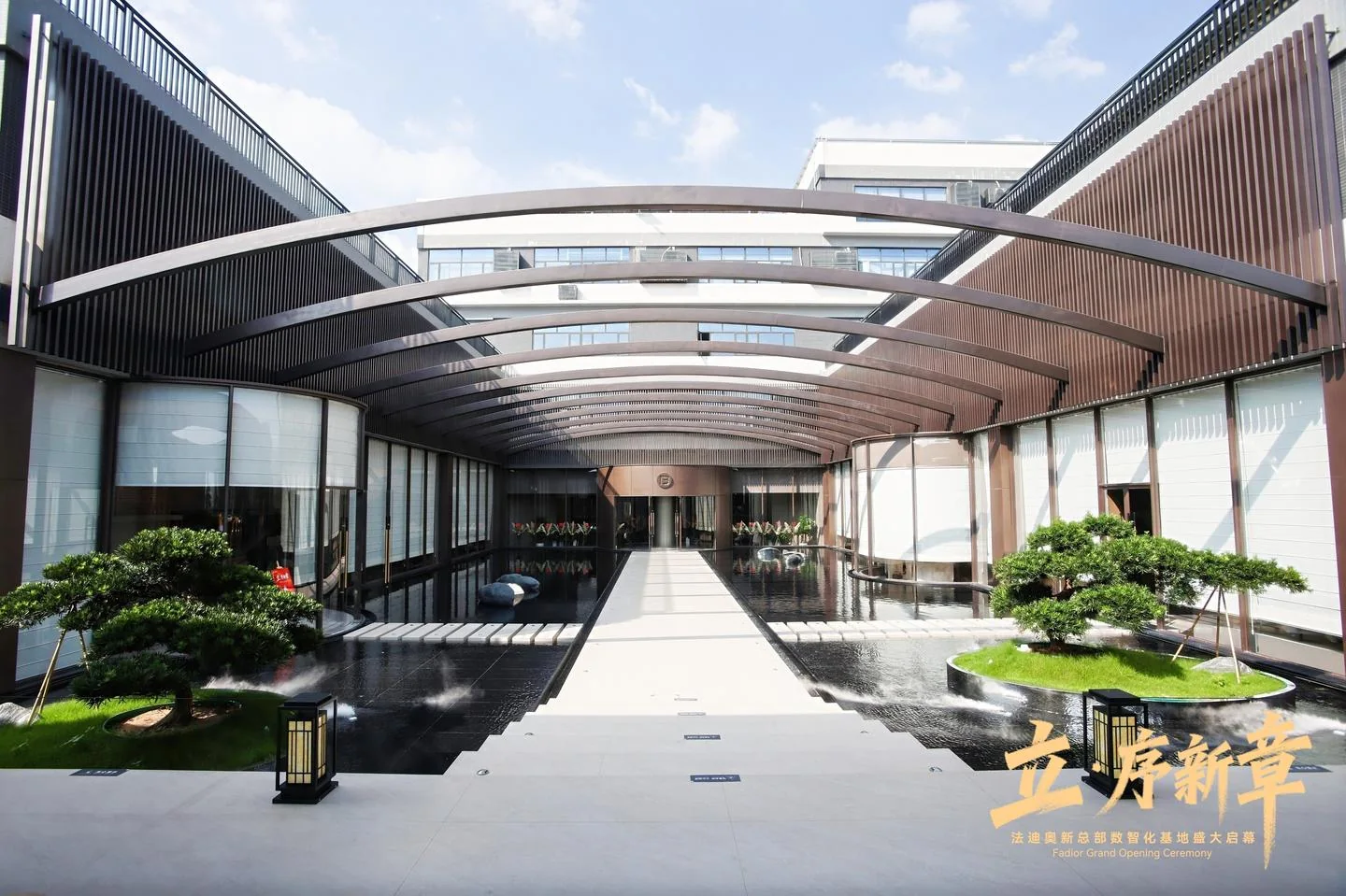 FADIOR Stainless Steel Art Center — interior view 2