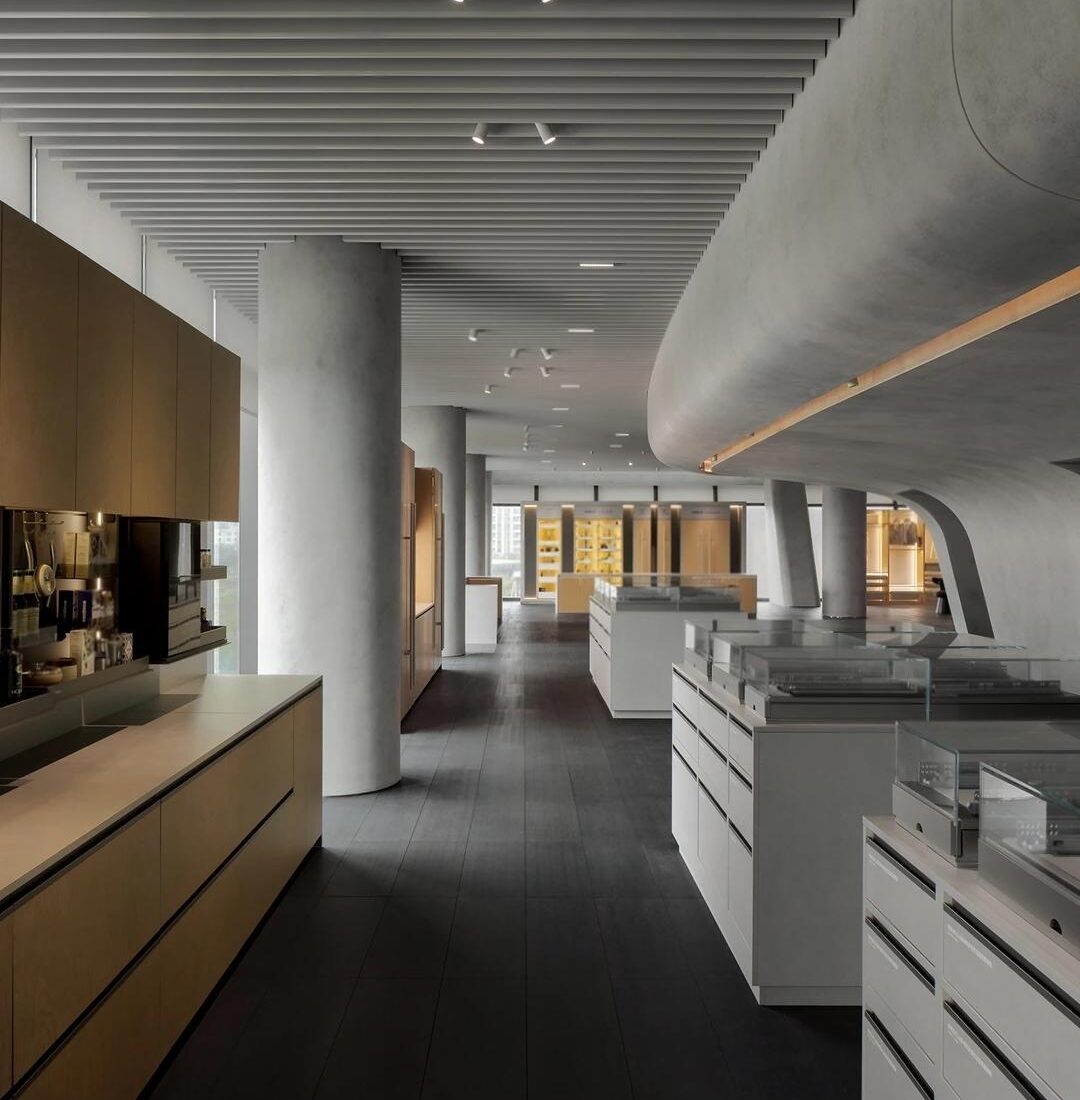 Long display aisle with drawer and cabinet hardware exhibits inside the HIGOLD Future Hardware Pavilion