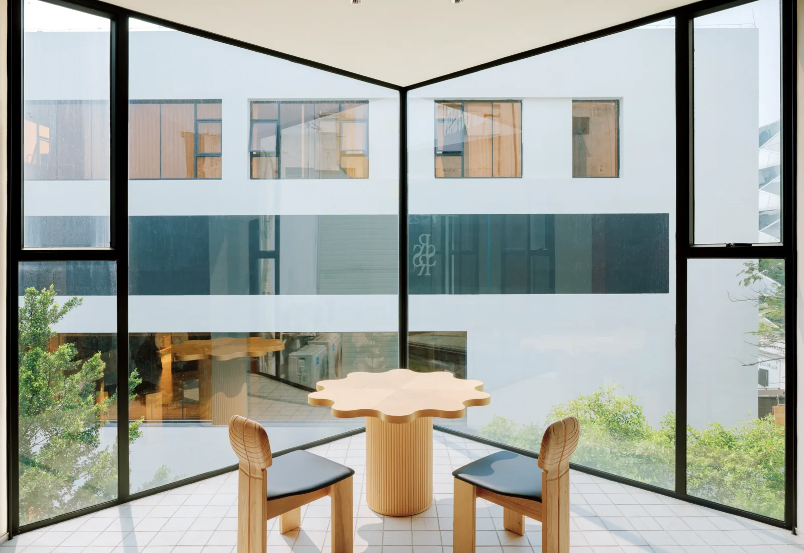 YINJI LIFE showroom reference image